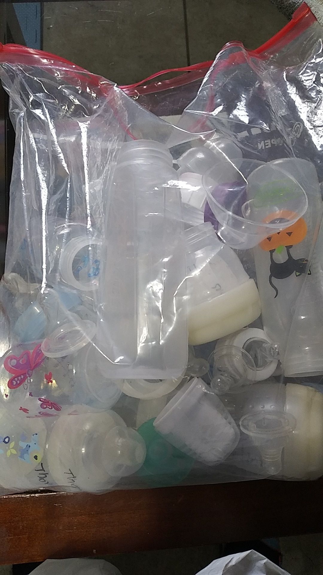 Many assorted baby bottles
