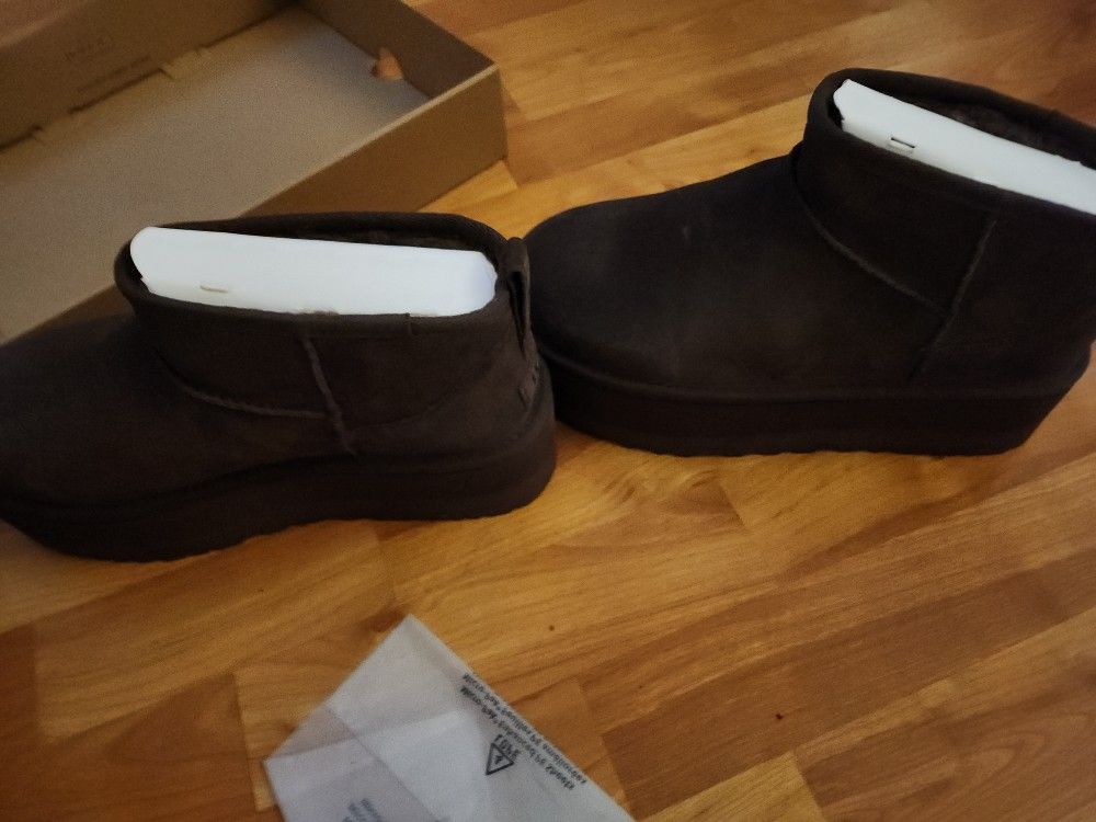 Women Size 9 MINI PLATFORM UGGS