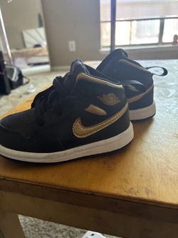 Air Jordan 1 Mid Kids Sneakers Black Gold