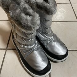 Women’s Snow Boots - Size 7W