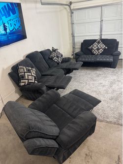 * Like New * Ashley Furniture 3pc Modular recliner set ( Free Delivery )