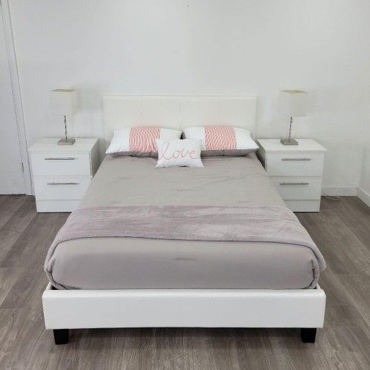 Bed Frame And Two Nightstands *** Cama Y Dos Mesitas
