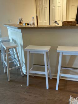 Set of 4 White Counter Height Bar Stools