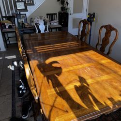 8 Person Solid Oak Dinning Table and Chairs Plus Matching China Hutch