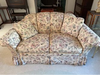 Floral print Lazy boy love seat.