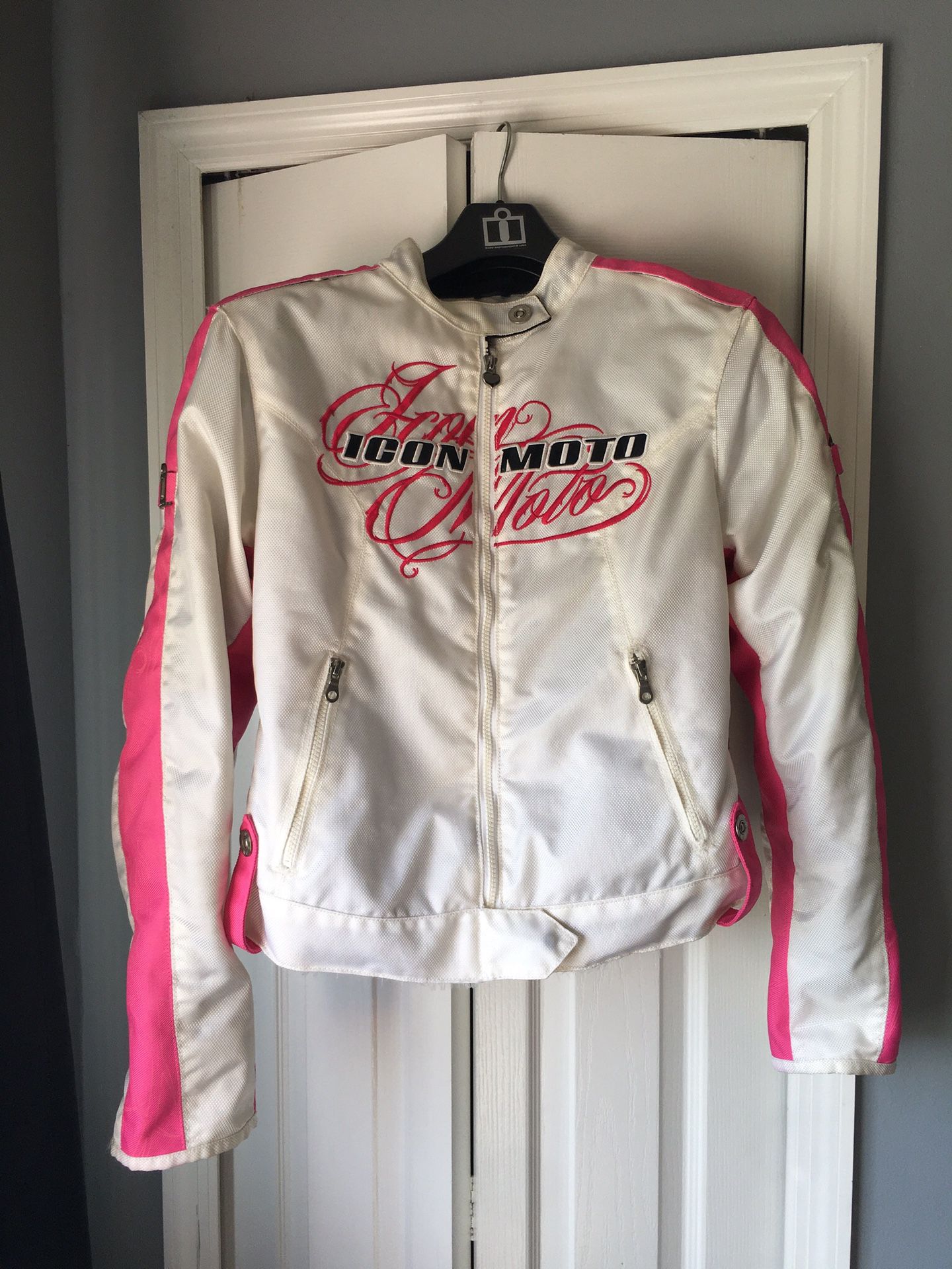 Female Icon Street Ángel Motorcycle Jacket Size: Large. Has zip in liner, built in shoulder, elbow and spine protection