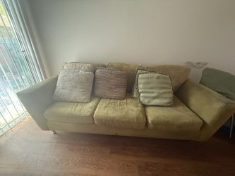 🛋️ Beautiful Couch for someone in need 🛋️