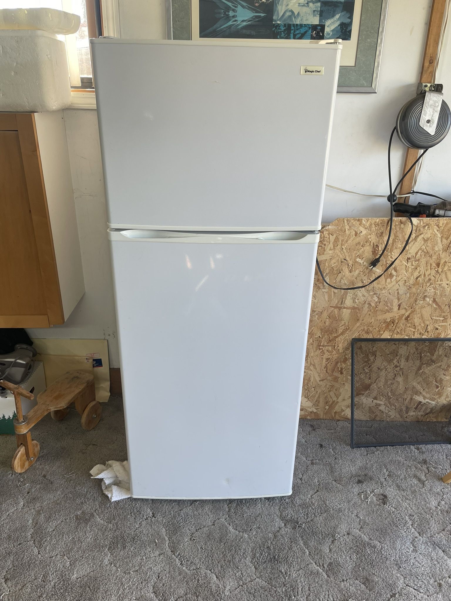 10.1 ft.³ Magic Chef top-of-the-line refrigerator white in color, immaculate condition not use much