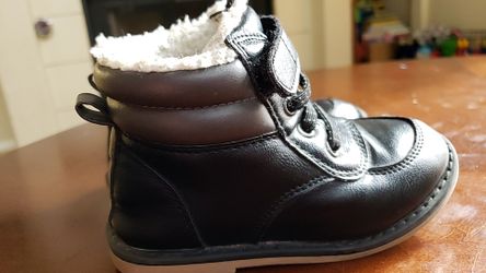 Boys size 8 toddler winter boots - Old Navy