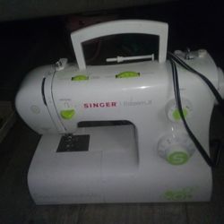 Singer Esteem II Sewing Machine