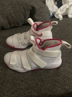 Size 9 Nike LeBron tennis shoe