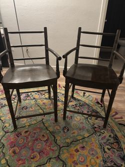 2 matching wooden bar stools
