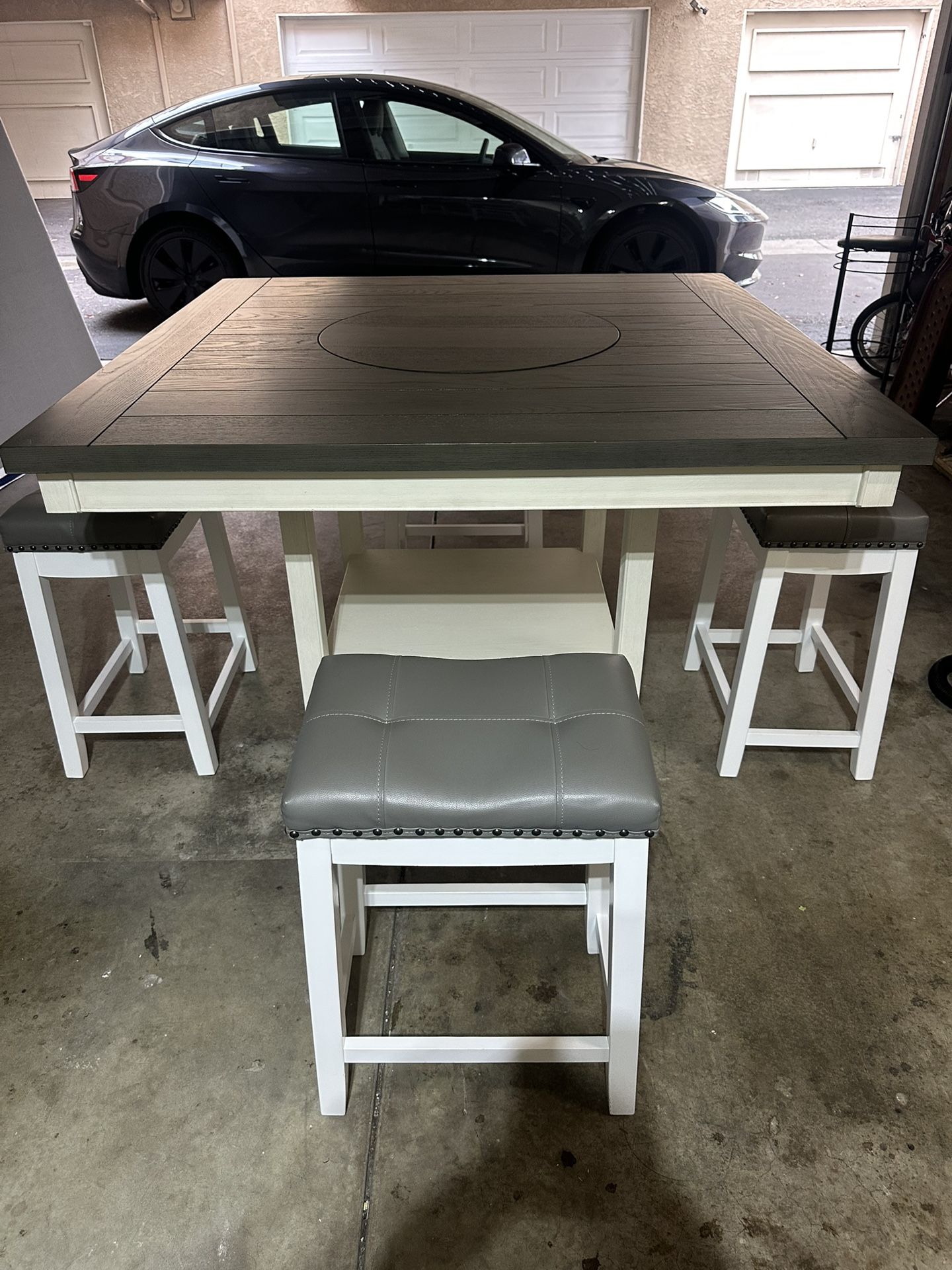 New Table With 4 Leather Bar Stools