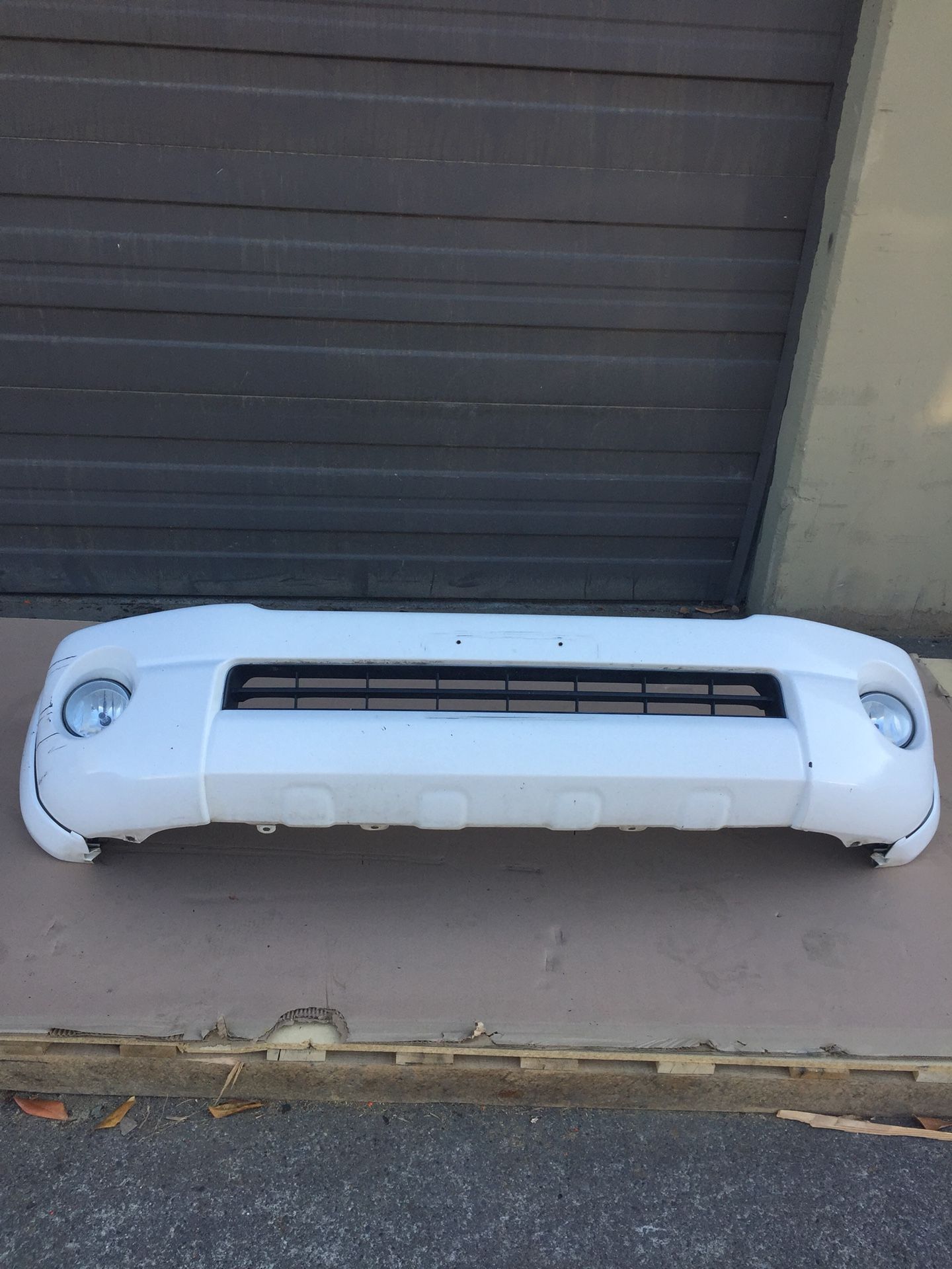 2005 Toyota Front Bumper (Superwhite)