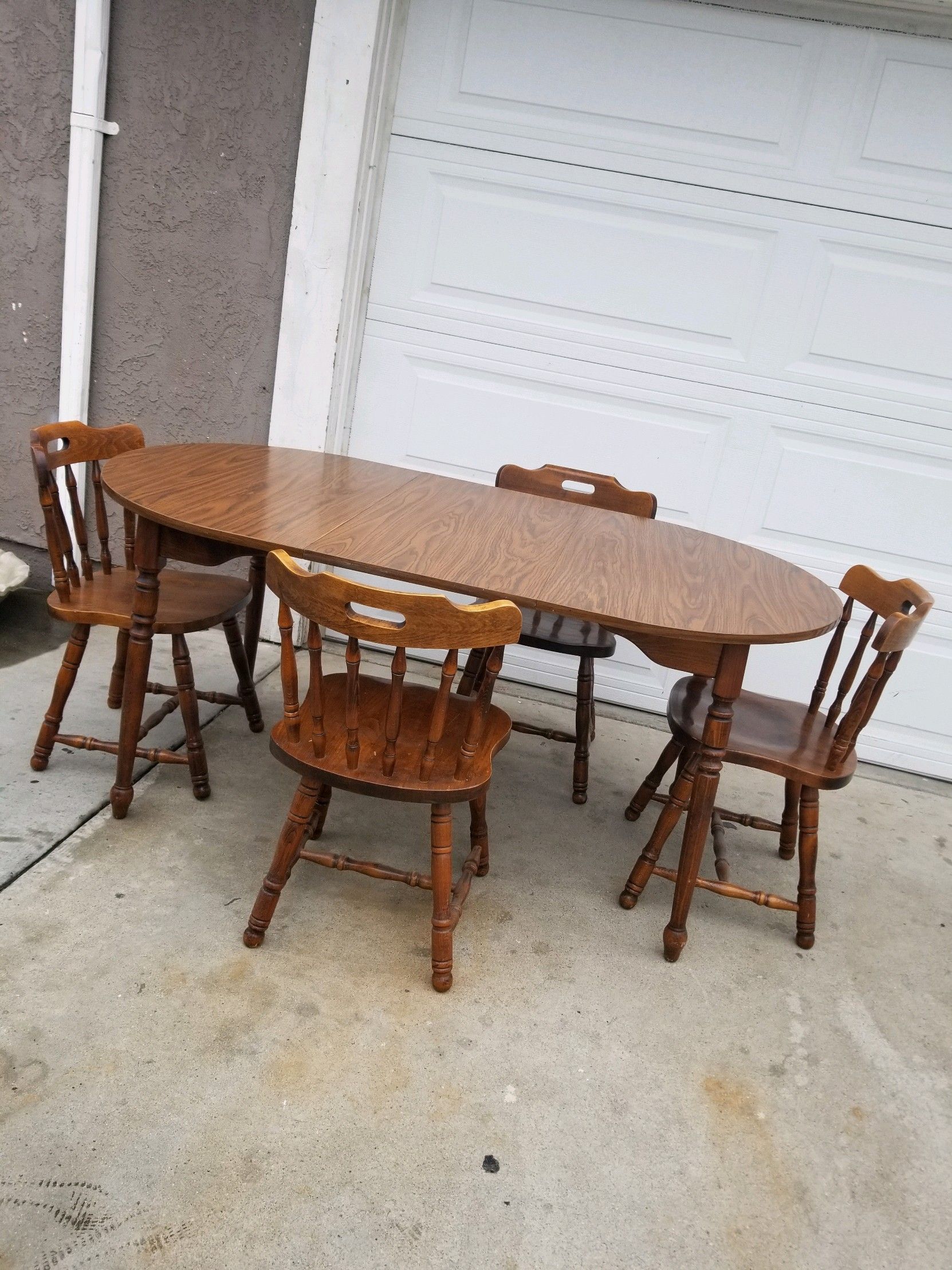 Dining table with 4 chairs in exelent condition