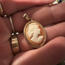 8k Gold Cameo 