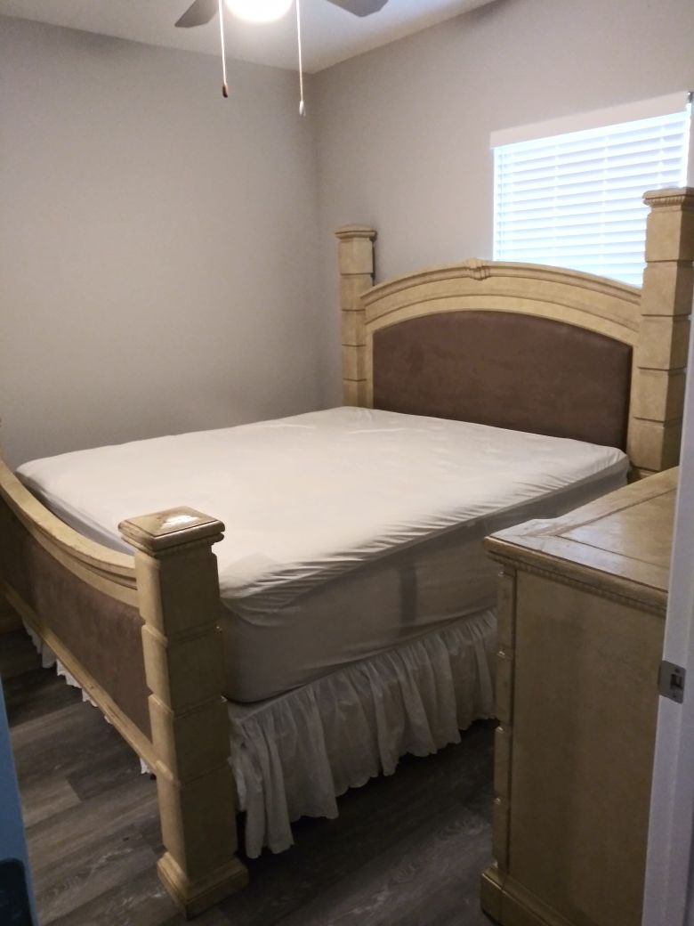 King size bedroom set rooms to go Cindy Crawford set