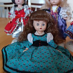 Effanbee dolls vintage 1990s, lot of 6 used condition

All dolls are in used condition, kept on display until stored
Includes 5 stands

From left to r