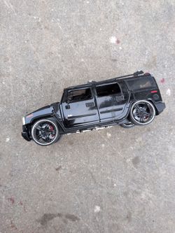 Jada Toys Hummer H2 diecast model car, likely a 1:24 or 1:18 scale version, finished in black. 

e