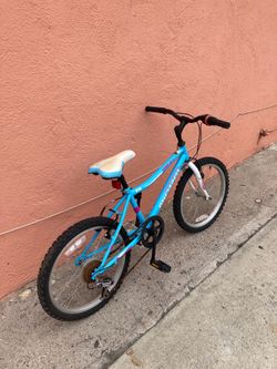 Bike for sale 20 inches tires  6 speeds  ready to ride