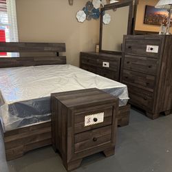 New 5pc Queen Platform Bedroom Set