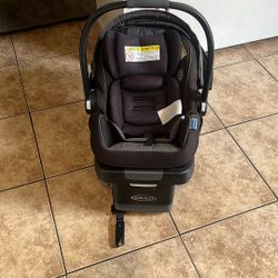 Graco  Baby  Car Seat/ Base 