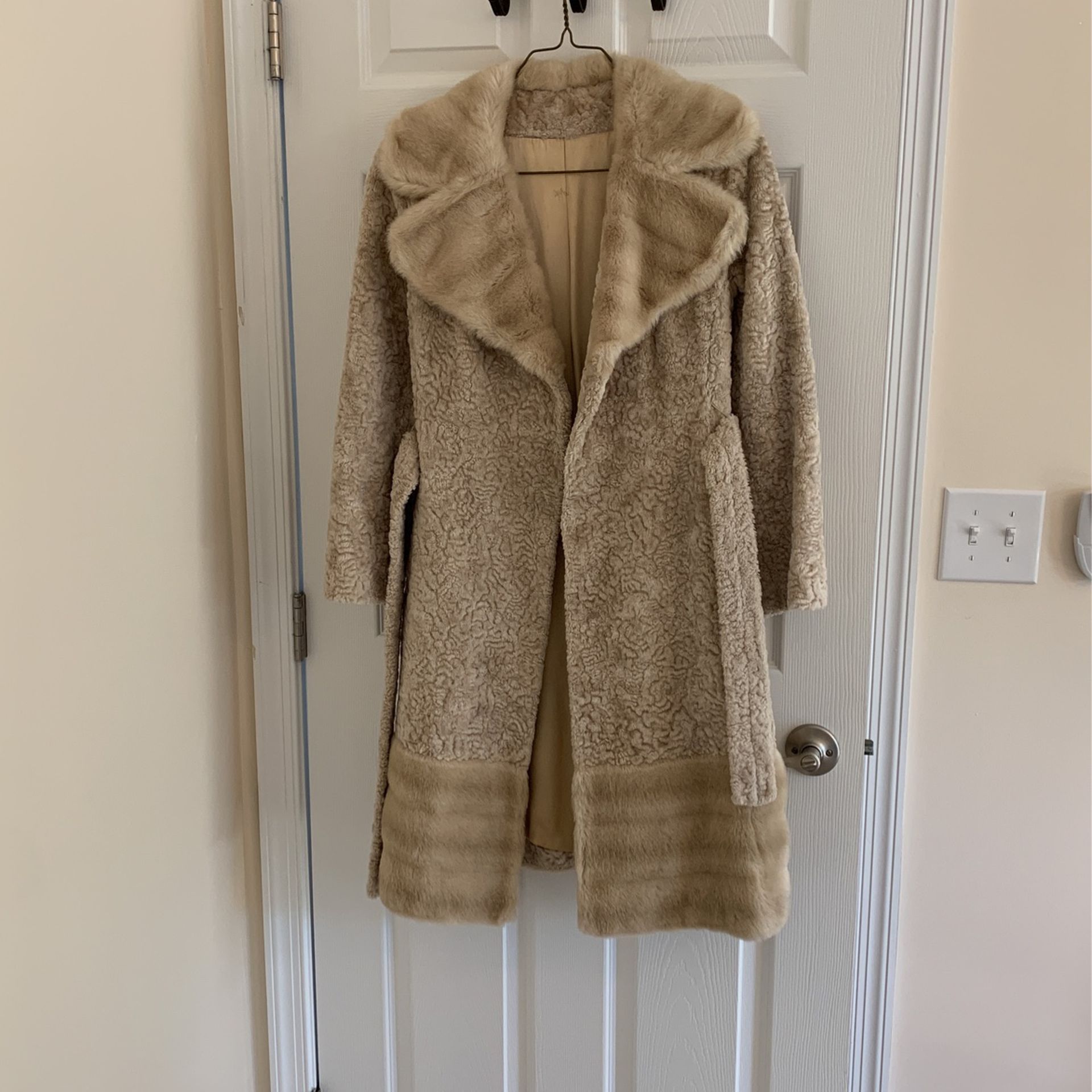 Ladie’s Vintage Winter Fur Coat