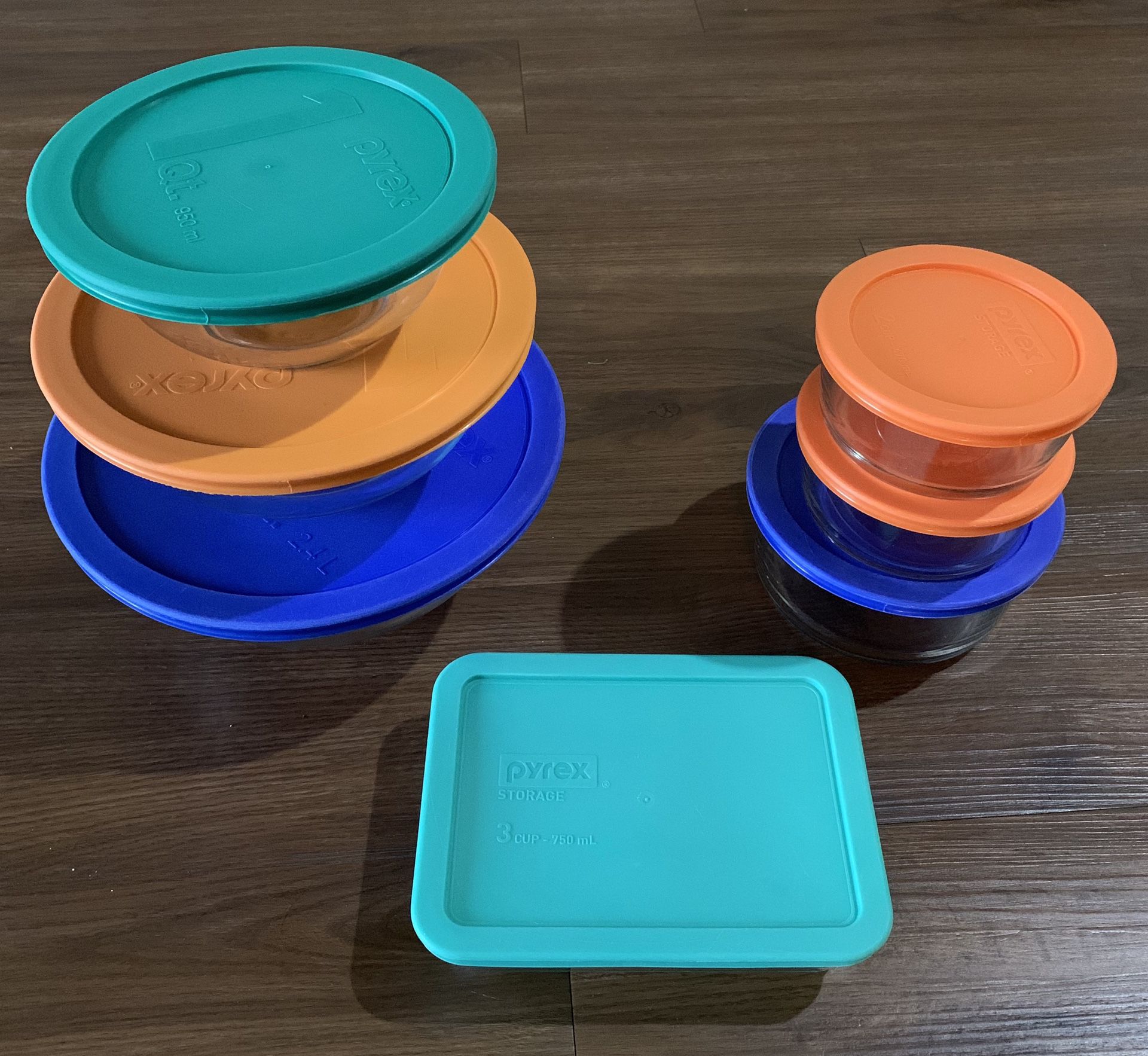 7 piece Pyrex bowl set with lids