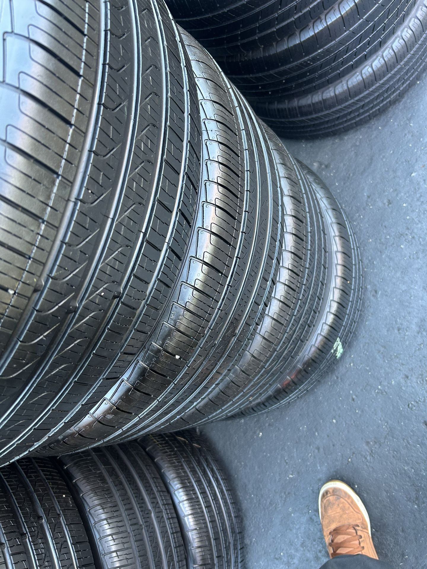 Tengo un Set de llantas en muy buenas condiciones, marca Pirelli cinturato p7 runflat 245 45 R19 instalación y balanceo por el mismo precio 