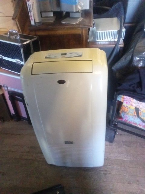 AIR CONDITIONER - PORTABLE FLOOR MODEL 