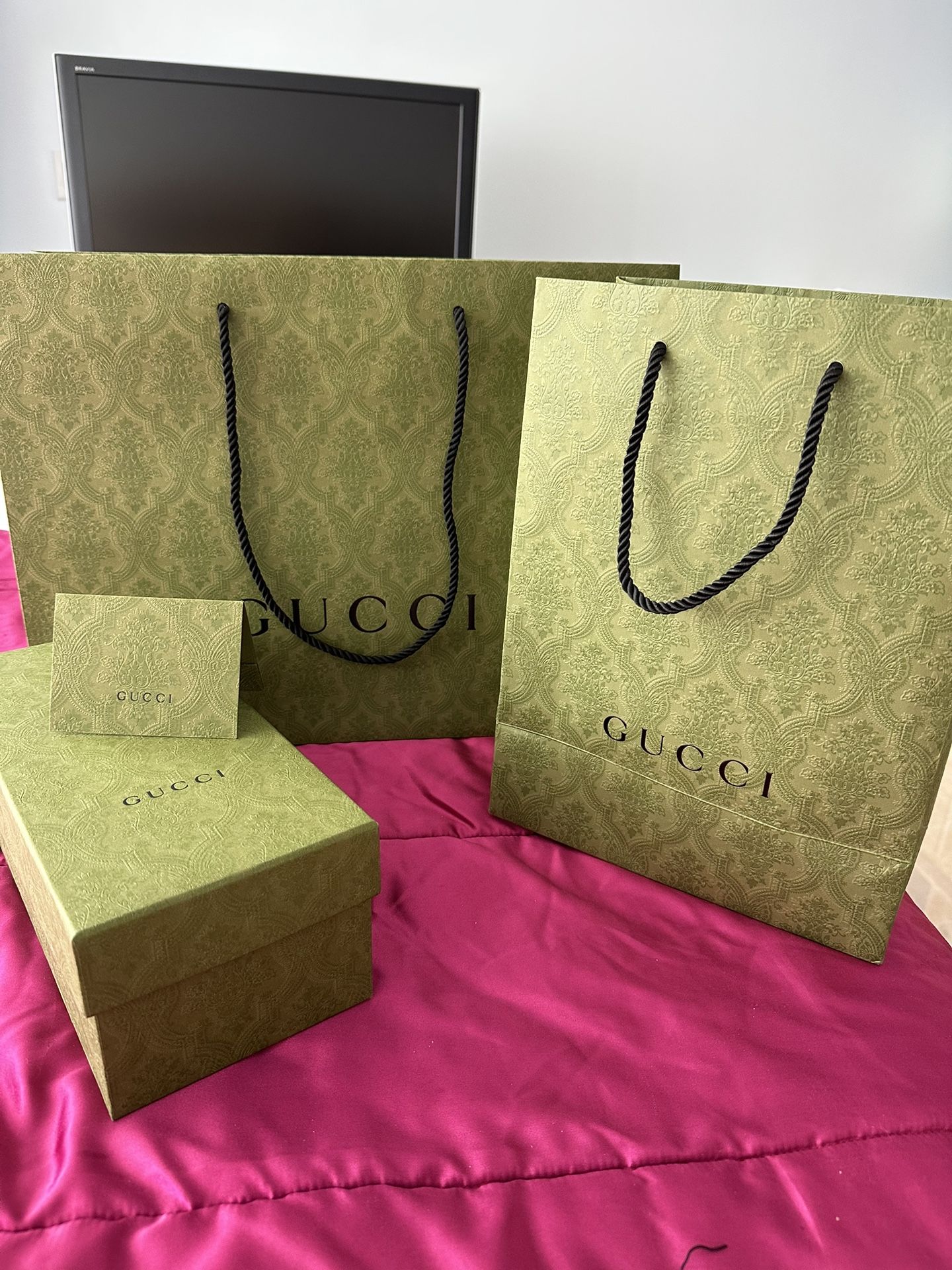 4 pieces of Gucci paper products. x l shopping bag, large shopping bag, shoe box and card