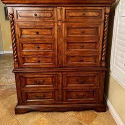 Beautiful Lexington Palmer Home solid wood dresser / armoire, like new. Spacious drawers and interior shelves. Pickup only – Palm Desert. Price negoti