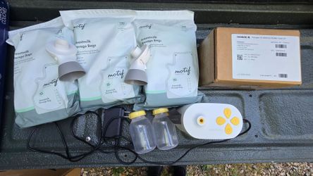 Medela Breast Pump And Bags