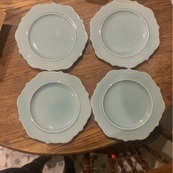 Set of four scalloped baby blue dinner plates