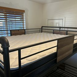 Queen Size Bunk Beds Metal Very Sturdy 1 Mattress Only very clean Litera De Metal Macisa 1 Colchon