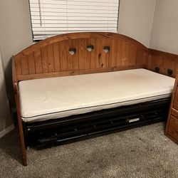 Vintage Day Bed With Trundle 