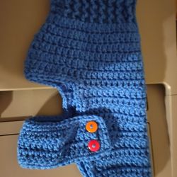 hand crocheted small pet sweater.   i can make them in whatever color you prefer. 