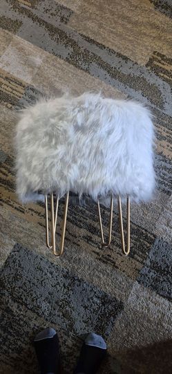 White Faux Fur Vanity Stool / Ottoman – Gold Hairpin Legs (Good Condition)