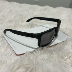 OAKLEY- Prizm Black Polarized Sunglasses 