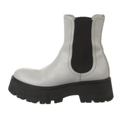 Alexander McQueen ( Leather Chelsea Boots)