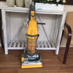 Dyson vacuum cleaner works perfect very good condition