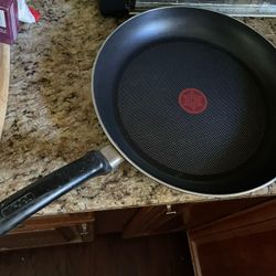 T-Fal non-stick frying pan! 12.4-inch (12-inch) frying pan! Excellent condition!