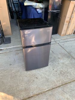 Midea 3.1 cu ft Mini Refrigerator / Freezer WHD-125FBS Dorm Fridge