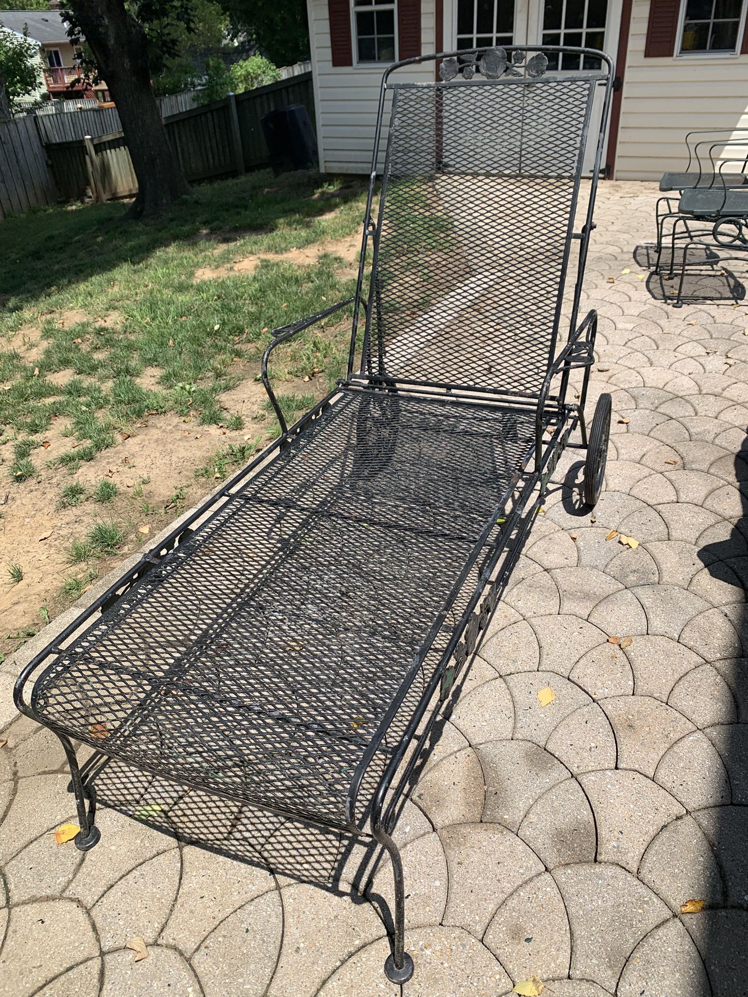 Vintage Iron black/Green Wheelie Patio Lounger (1)