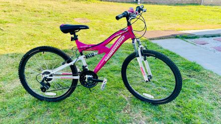 24" girls mountain bike. Mongoose mountain bike .PINK MOUNTAIN BICYCLE USED TIRES NEED SOME AIR