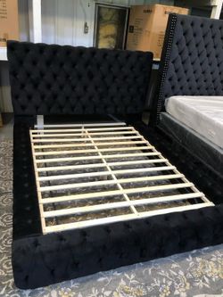 Dream Platform Black Velvet Bed Frame New In Box Queen and King Size 