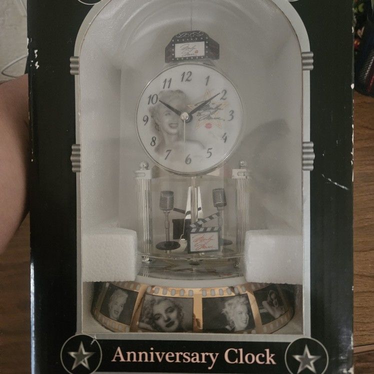 Marilyn Monroe Clock