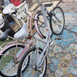 2 BIKES  FOR GIRLS 26INCH SINGL  AND 7SPEED LIKE NEW EVERYTHING IS PERFECT 