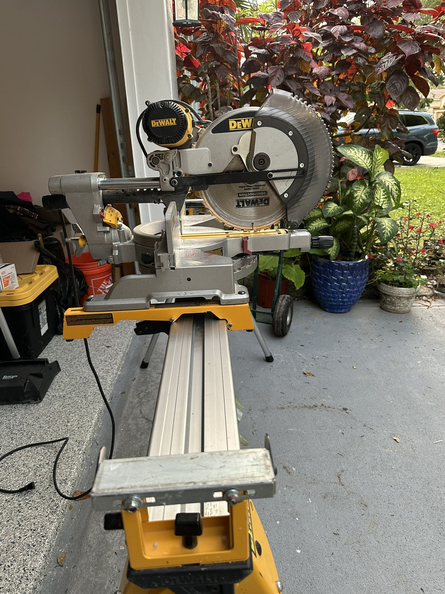 Dewalt Double Bevel Sliding Compound Meter Saw 12 Inches (305MM) With Stand.