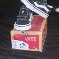 4.5 boys shoes (like new)
